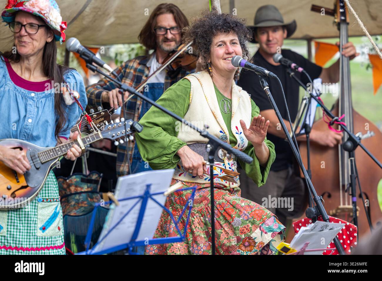 Gruppo di musica folk che si esibisce sul palco all'aperto durante il festival Foto Stock