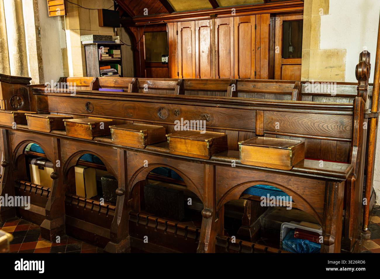 Tradizionale coro di chiesa in legno con portatori di libri di preghiere all'interno della storica chiesa parrocchiale inglese di St John the Baptist Pewsey Wiltshire Foto Stock