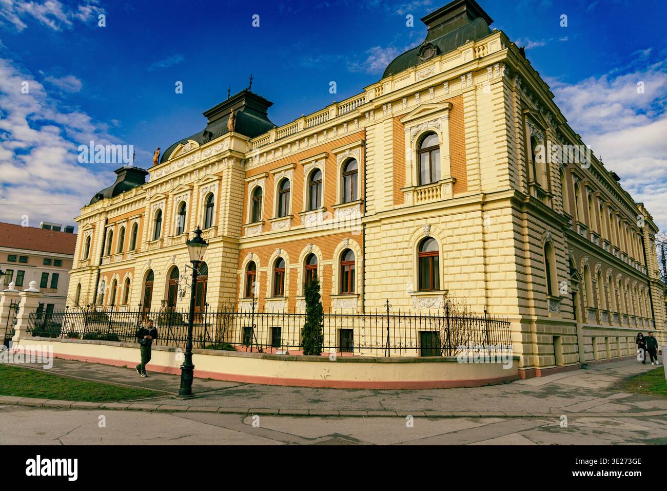 Storico edificio giallo decorato sotto il cielo blu Foto Stock