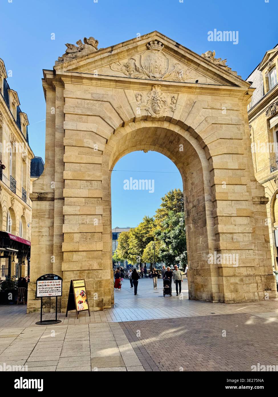 "Porte Dijeaux" in "Place Gambetta"; piazza Gambetta; Bordeaux, Francia - Immagine stock catturata con smartphone
