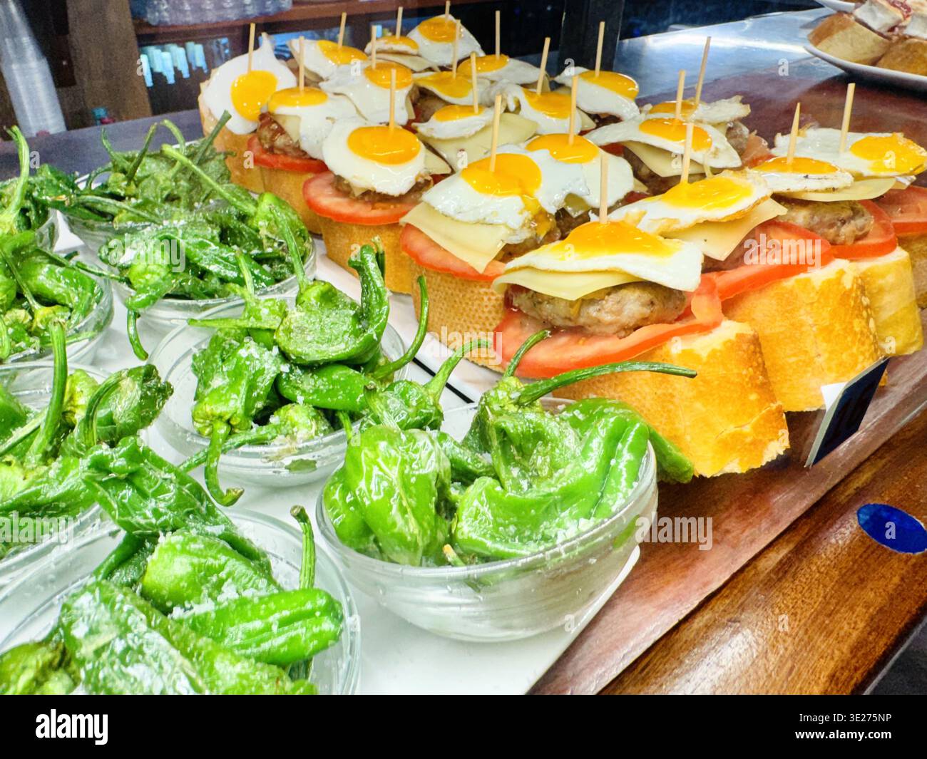 Pintxo esposto in un bar pintxo a San Sebastian, Spagna. Foto Stock