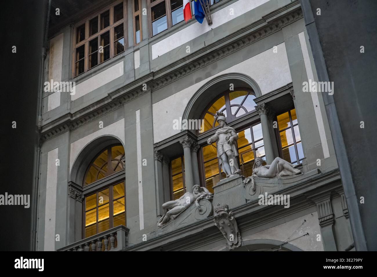 Galleria degli Uffizi, Galleria degli Uffizi. Firenze, Italia. Dettagli architettonici rinascimentali con statue sulla facciata esterna. Foto Stock