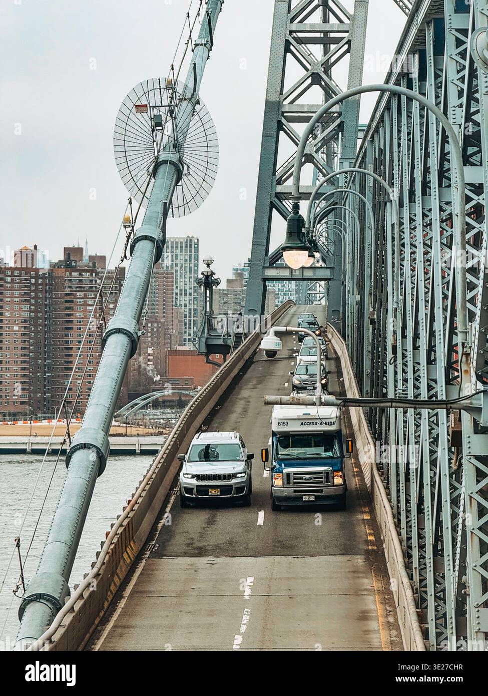 Traffico che attraversa il ponte Williamsburg con struttura in acciaio e cavi, collegando Brooklyn e Manhattan sull'East River Foto Stock