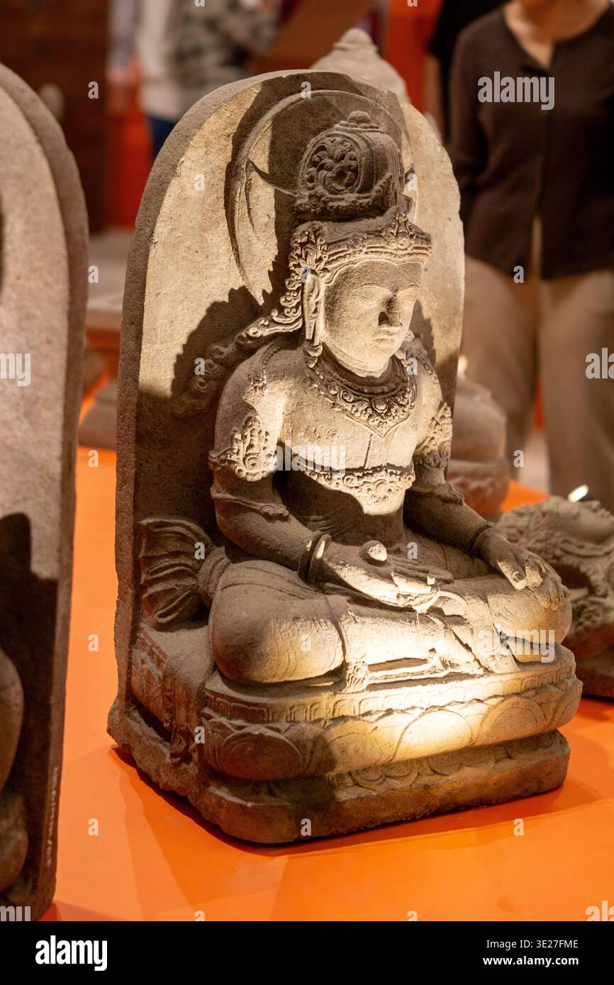 La statua di Dewa Candra (Soma) è il dio della luna nella mitologia indù, il sovrano della notte, della vegetazione e della fertilità. Foto Stock