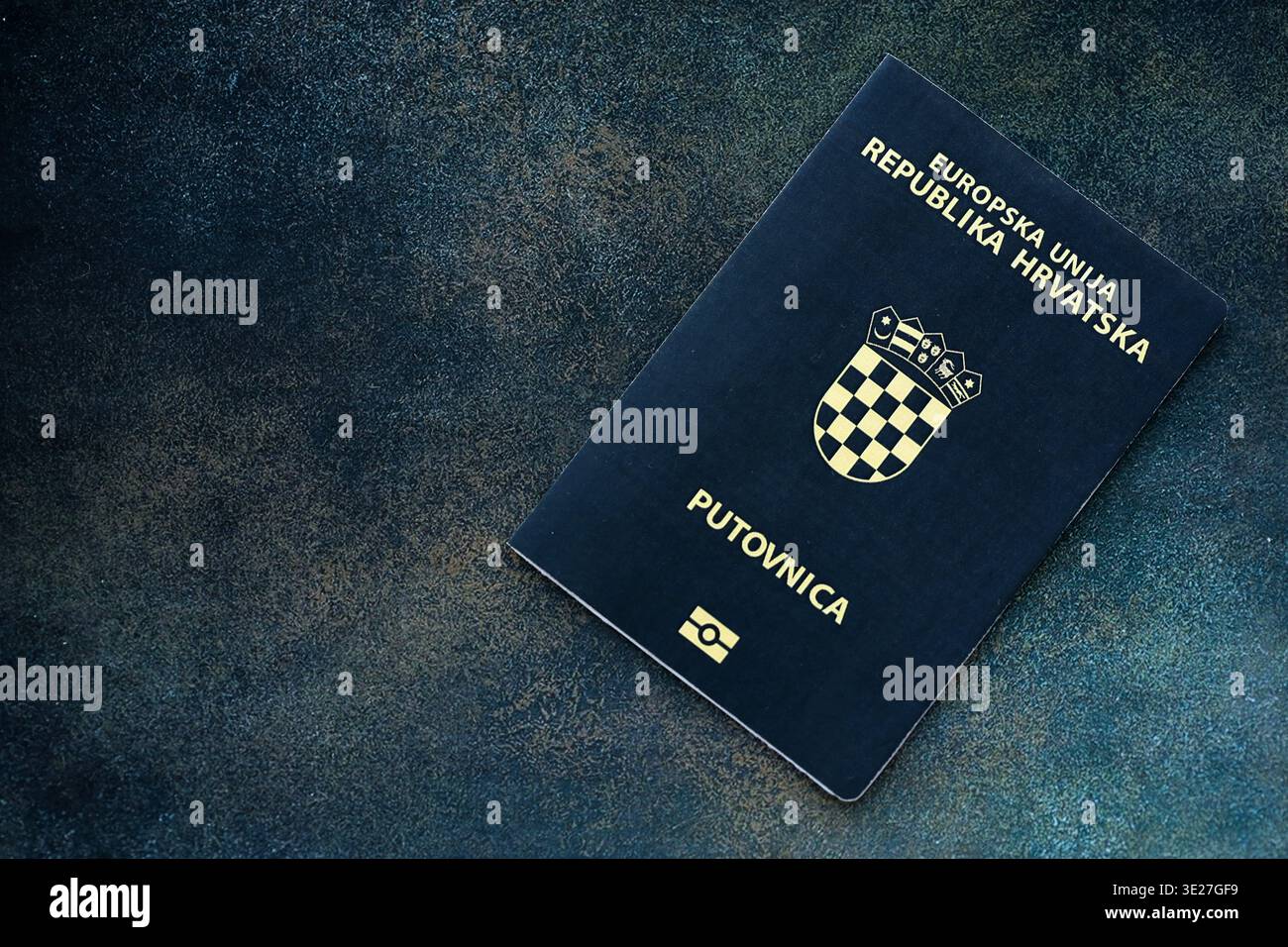 Passaporto croato sul tavolo da vicino. Libro ufficiale dei documenti di identificazione per i cittadini della Croazia. Concetto di viaggio e turismo in Croazia Foto Stock