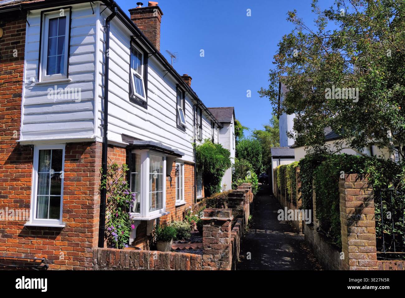 Godstone: Vicolo con graziose case in mattoni rossi e legno a Godstone, Surrey, Regno Unito Foto Stock