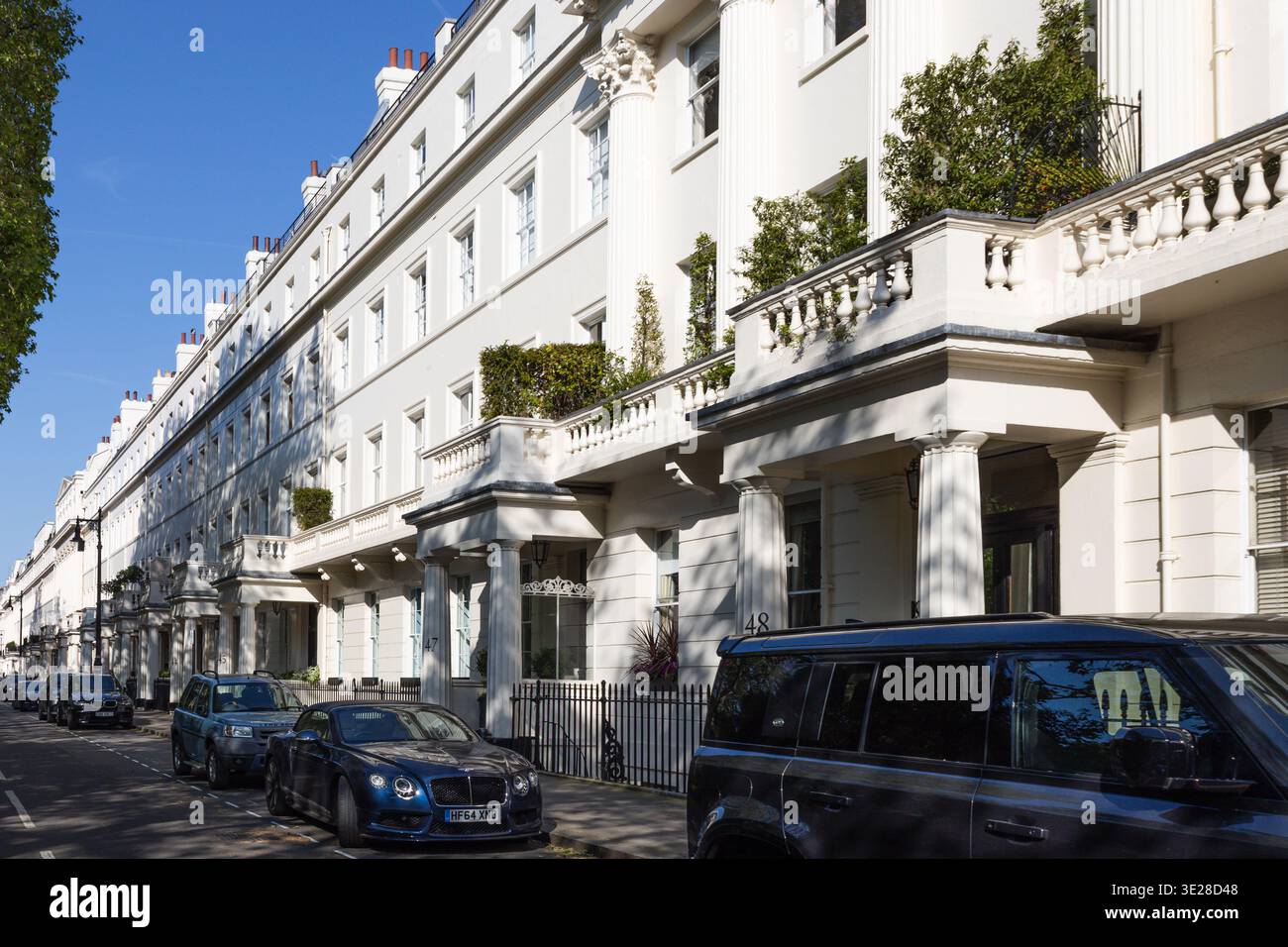 Lussuose case bianche in un ricco quartiere londinese. Londra, Regno Unito, 27 maggio 2023 Foto Stock