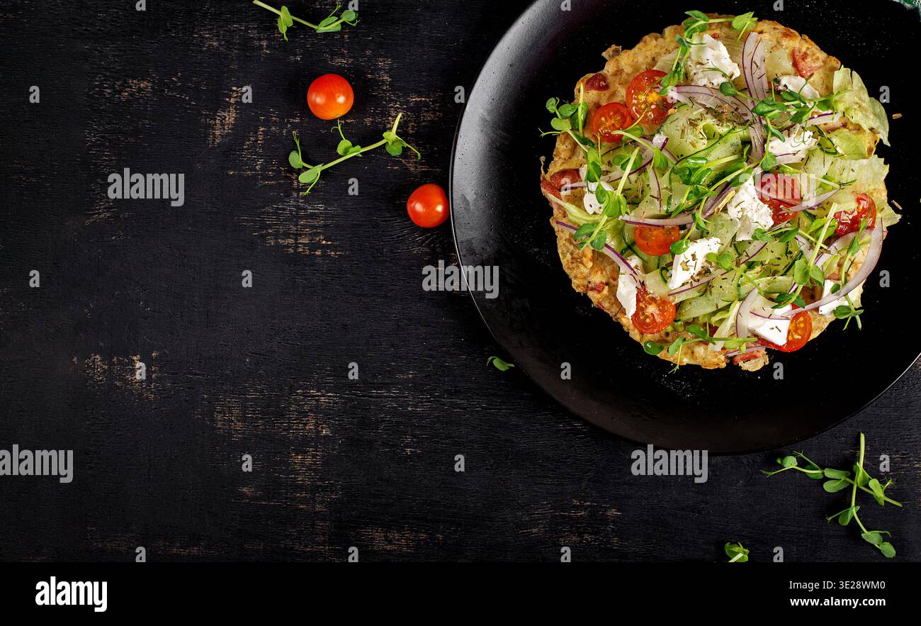 Sana colazione in stile ristorante con verdure. Vista dall'alto Foto Stock