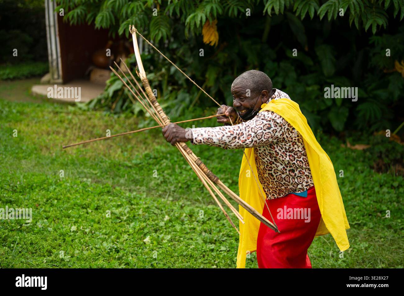 Cacciatore tradizionale con arco e freccia, Gorilla Guardians Village, Ruanda Foto Stock