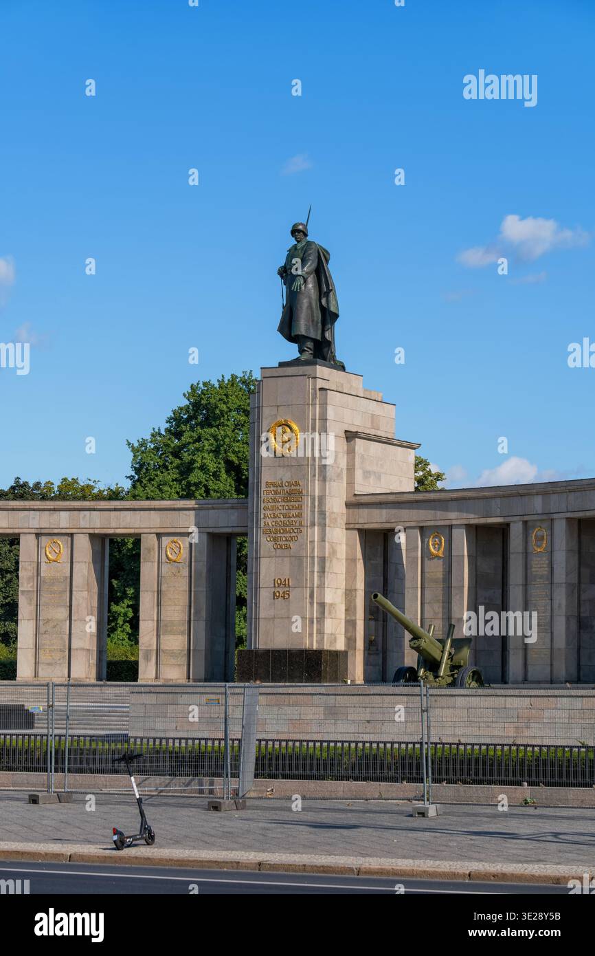 Il Memoriale di guerra sovietico a Tiergarten nella città di Berlino, Germania. Eretta dall'Unione Sovietica per commemorare i soldati delle forze armate sovietiche. Foto Stock