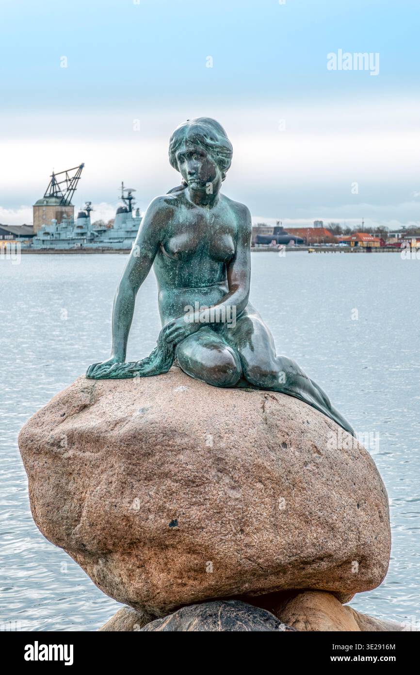 Statua di bronzo della Sirenetta (Den Lille Havfrue), lungomare di Copenaghen Foto Stock