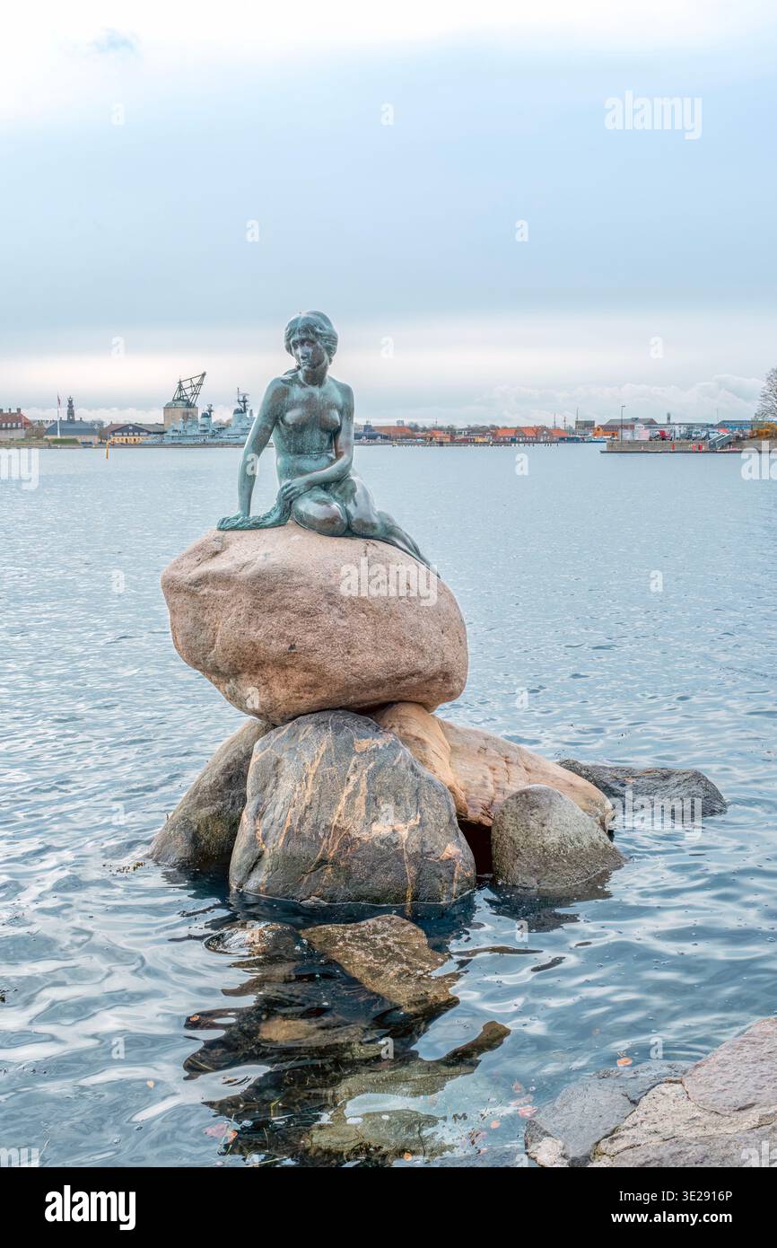 Statua di bronzo della Sirenetta (Den Lille Havfrue) su una roccia a Langelinie Promenade, Copenhagen Foto Stock