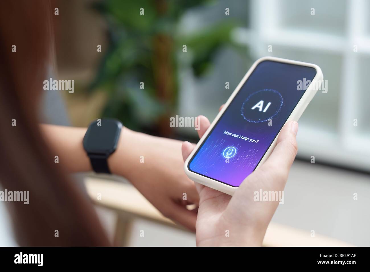 Assistenza AI. Interazione dell'utente con l'intelligenza artificiale sullo smartphone per supporto. Foto Stock