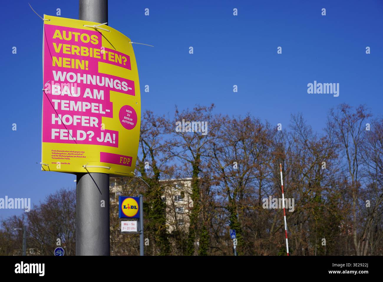Berlino, Germania - 18 marzo 2026: Manifesto della campagna FDP contro i divieti delle automobili e per lo sviluppo abitativo su Tempelhofer Feld, a Berlino-Steglitz. Foto Stock