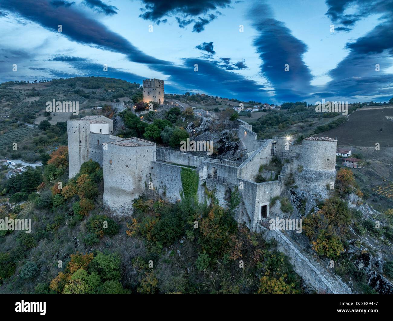 Castello di Roccascalegna Mura inferiori Torri cortile illuminato a giorno Keep Blue Dusk Aerial Abruzzo Italia medievale Foto Stock