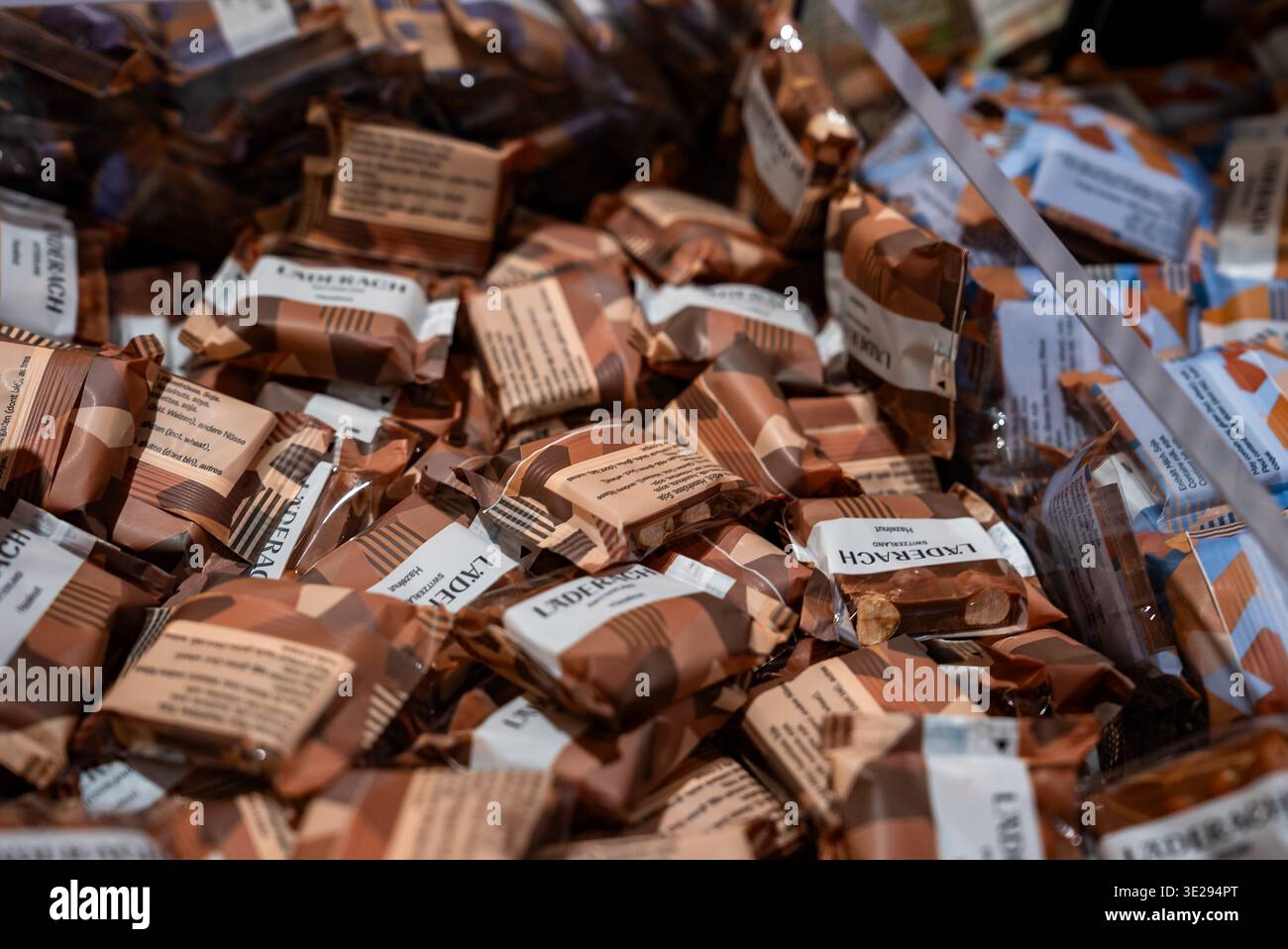 Cioccolatini svizzeri Laderach in involucri in un cestino a Zermatt Foto Stock