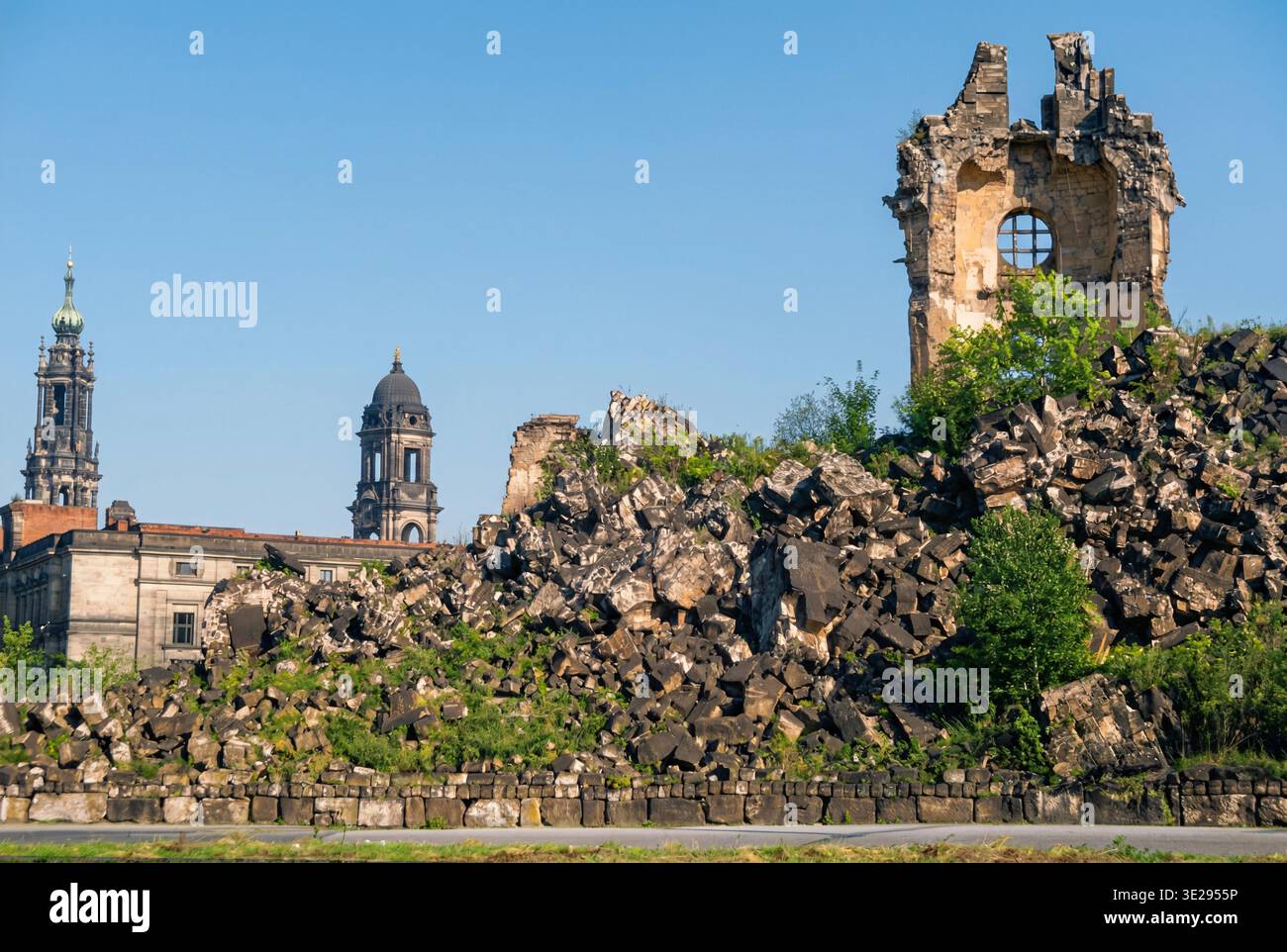 Le rovine della Frauenkirche di Dresda prima della sua ricostruzione, circondate da macerie, durante l'era della RDT intorno al 1975 Foto Stock