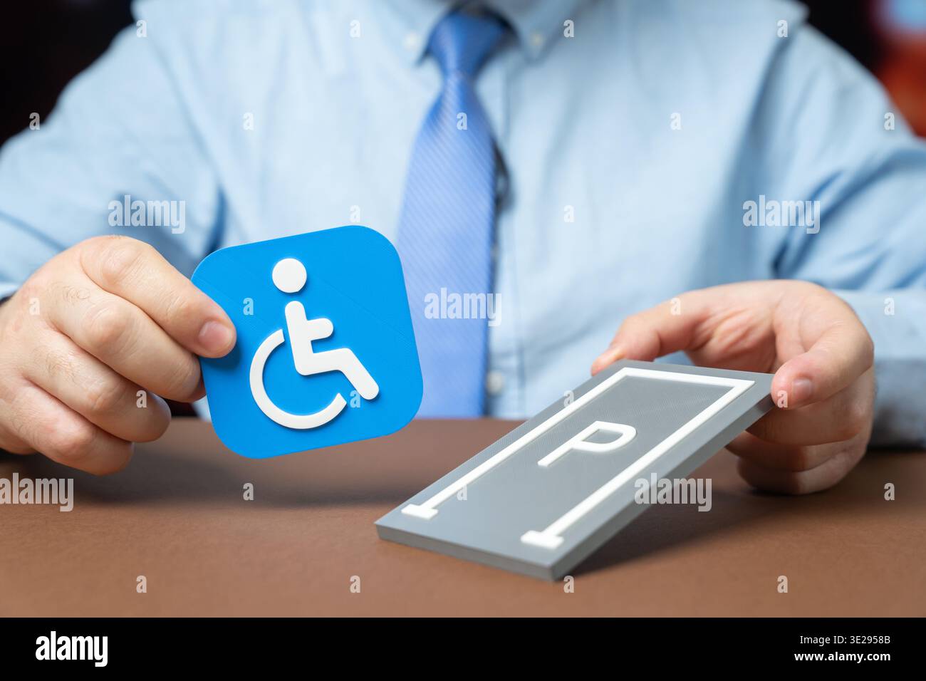 Creazione di più posti auto per persone con disabilità. Norme di accessibilità per la pianificazione urbana inclusiva e infrastrutture di accesso paritarie per il sostegno alla mobilità. Foto Stock