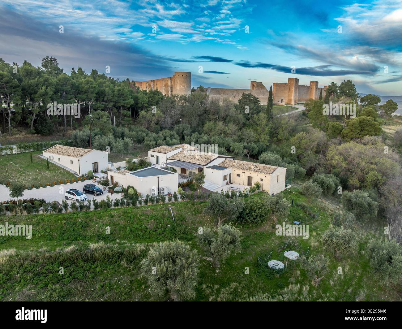 Autentica Masseria Lucera agriturismo: Piscina, uliveto biologico e vigneto Nero di Troia sotto il castello medievale di Lucera Foto Stock