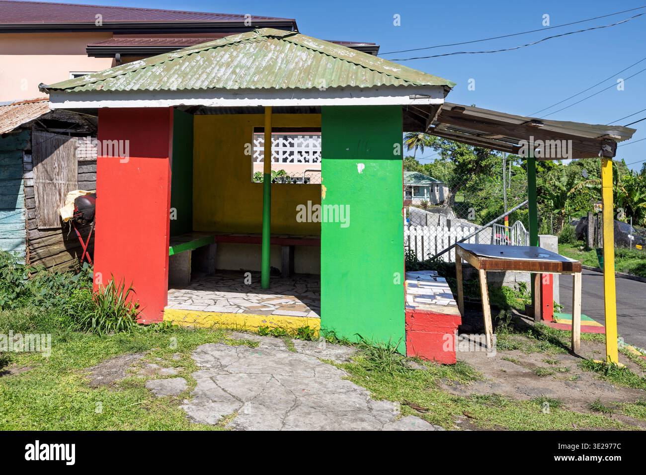 Fermata dell'autobus, colori nazionali, appena fuori Sauteurs, St Patrick Parish, Grenada Foto Stock