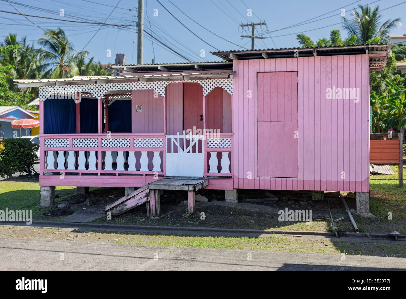 Colorato edificio in legno presso la stazione principale degli autobus, Sauteurs, St Patrick Parish, Grenada Foto Stock