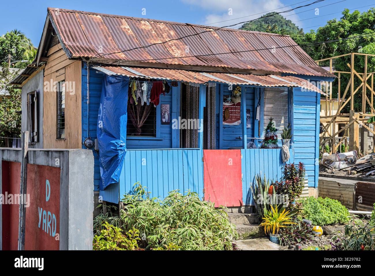 Casa con albero di Natale, Victoria, St Mark Parish, Grenada Foto Stock