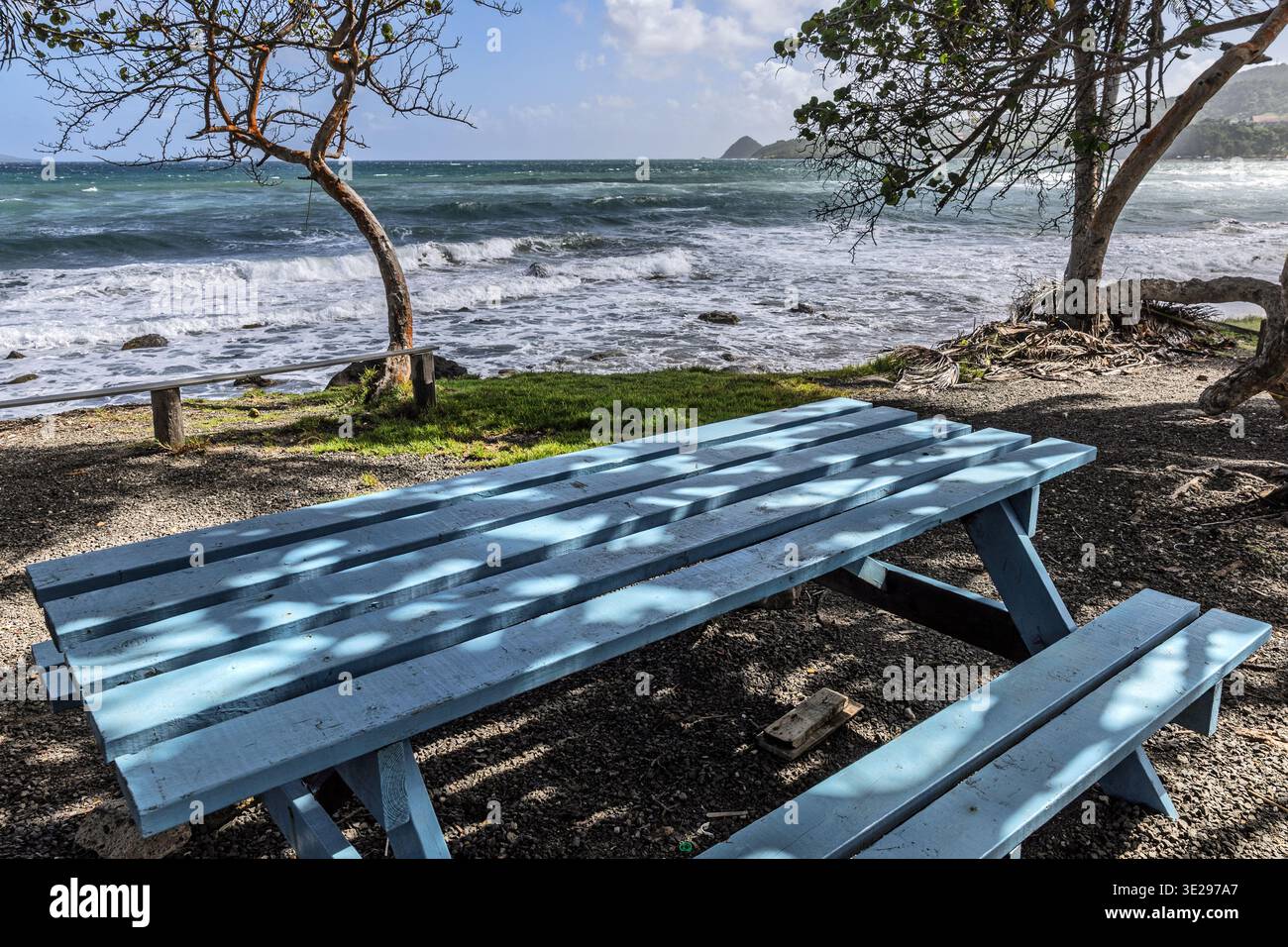 Tavolo da picnic in legno con telaio A, Prospect Road, Sauteurs, St Patrick Parish, Grenada Foto Stock