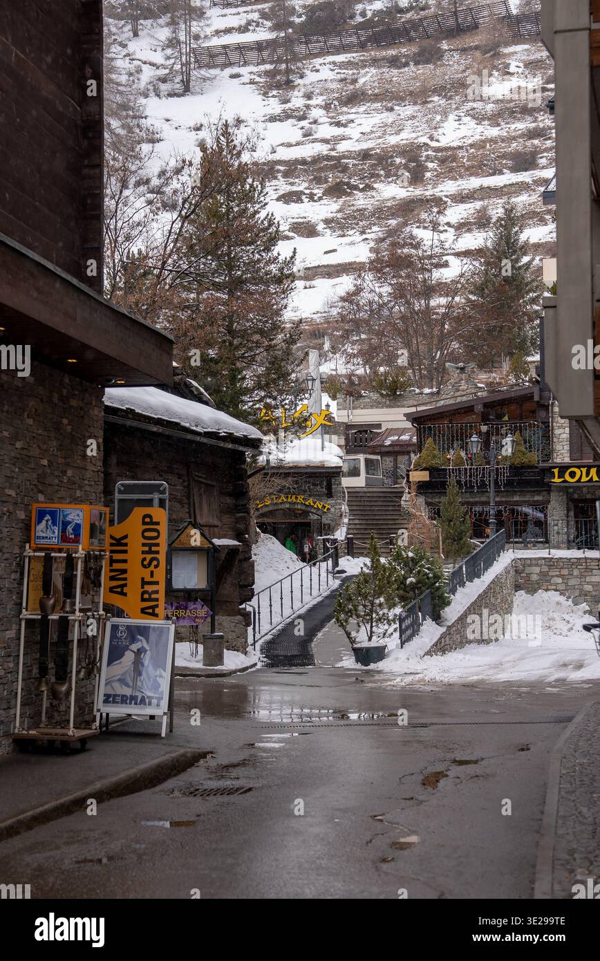 Wintry Zermatt Street con cartelli LODEN Shop e Antik Art Shop Foto Stock