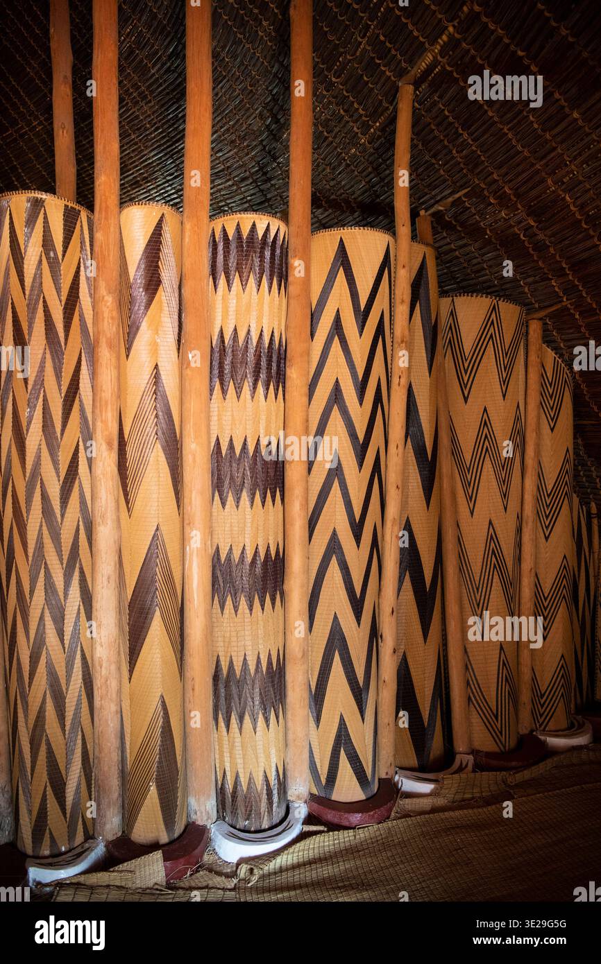 I tradizionali modelli di Imigongo nel Palazzo del Re, Nyanza, Ruanda Foto Stock