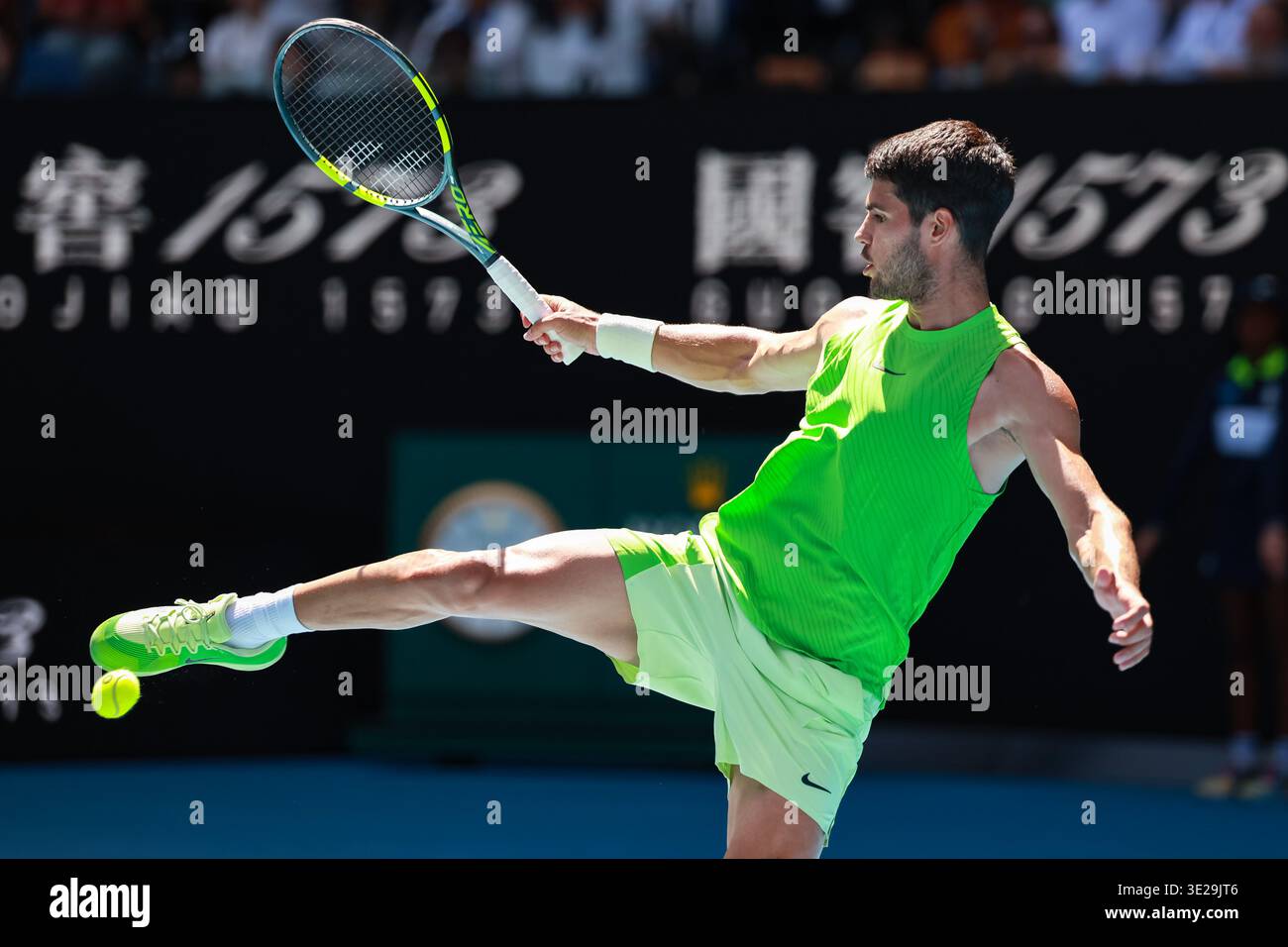 Il tennista spagnolo Carlos Alcaraz prende il pallone con il piede all'Australian Open 2026, Melbourne Park, Melbourne, Victoria, Australia. Foto Stock