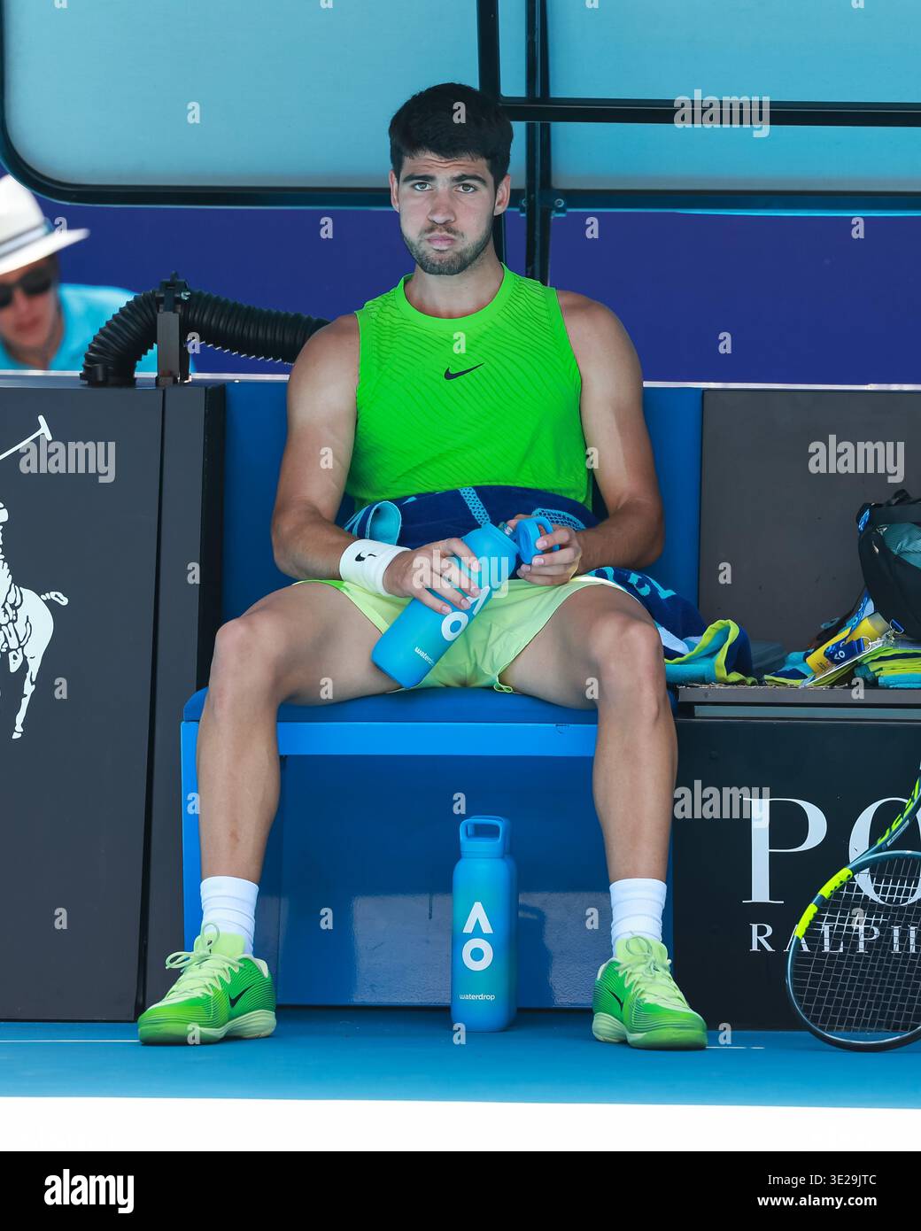 Il tennista spagnolo Carlos Alcaraz seduto in panchina all'Australian Open 2026 Melbourne Park, Melbourne, Victoria, Australia. Foto Stock