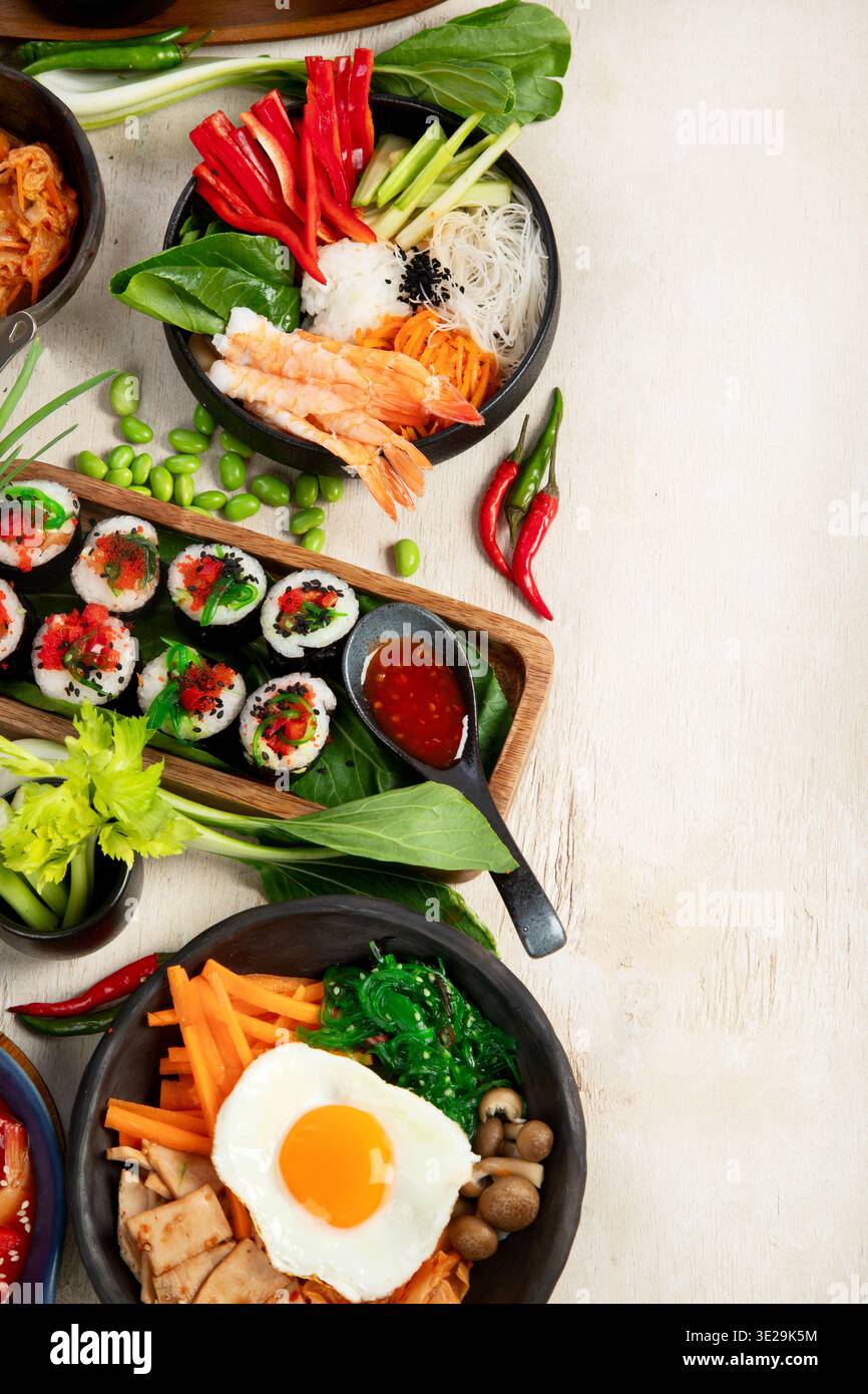 Cucina tradizionale coreana su sfondo chiaro. Assortimento di piatti tradizionali coreani. Vista dall'alto. Foto Stock