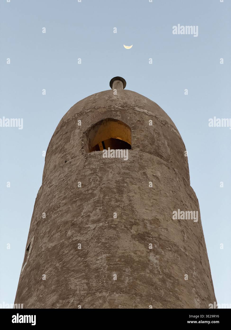 Torre di guardia tradizionale vista dall'alto contro un cielo blu terso a Doha, Qatar. Foto Stock