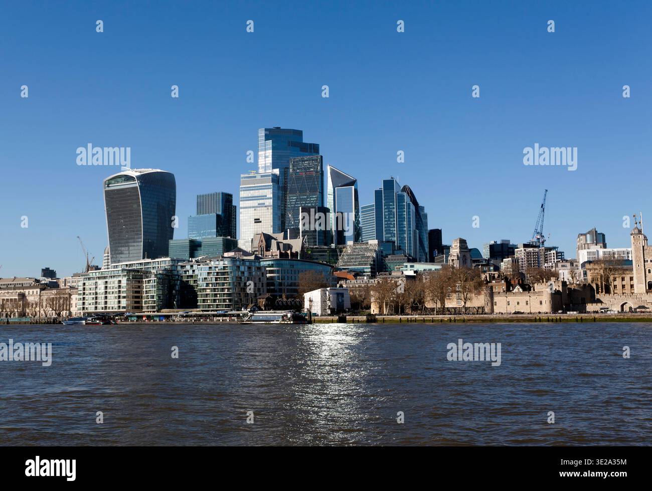 Vista dal Queens Walk, attraverso il Tamigi verso il settore finanziario della City of London intorno a Bishopsgate, Leadenhall Street e Fenchurchurch Street. Foto Stock
