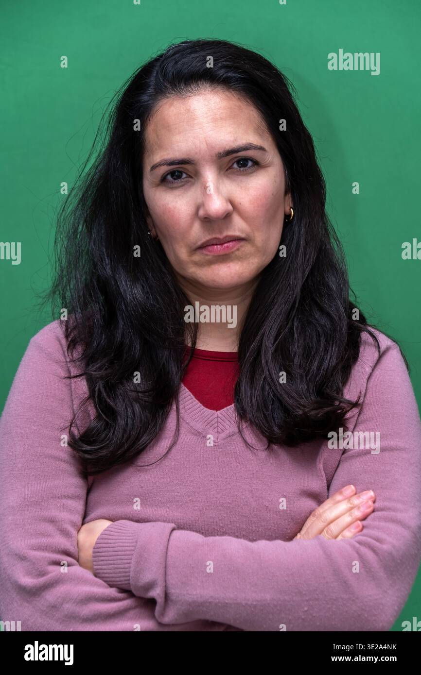 Donna che mostra tristezza e dispiacere con le braccia incrociate. Sentimenti di frustrazione, stress e insoddisfazione Foto Stock