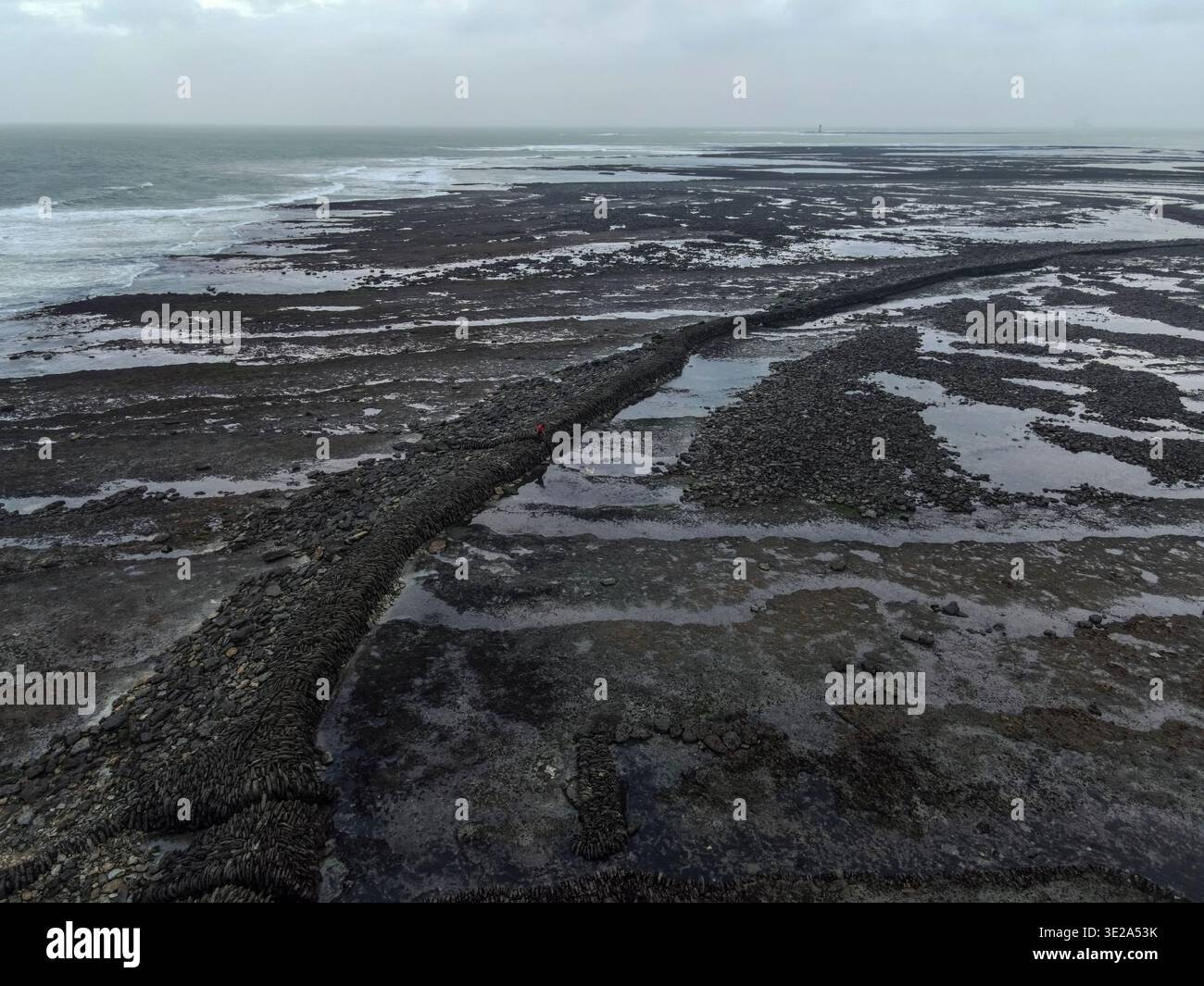 Vista aerea dei bassi muri di pietra delle pescherie vicino al faro di Chassiron sull'isola di Oleron, pesca tradizionale di pietra o dei pescherie Foto Stock