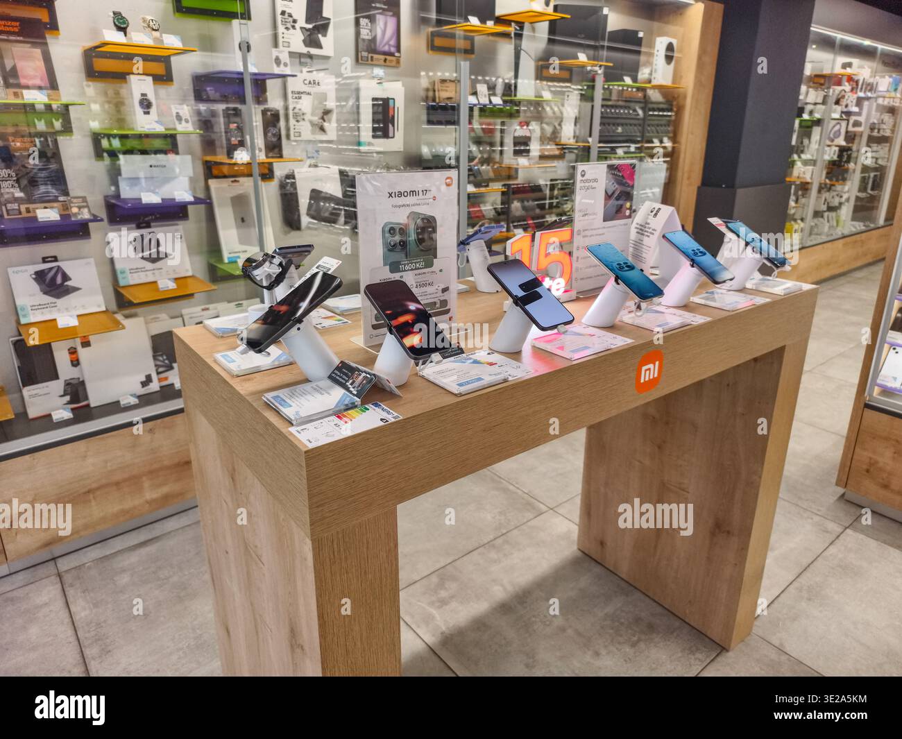 Praga, Repubblica Ceca - 19 marzo 2026: Smartphone Xiaomi esposti sugli stand all'interno di un negozio di elettronica con cartellonistica promozionale e prezzi Foto Stock