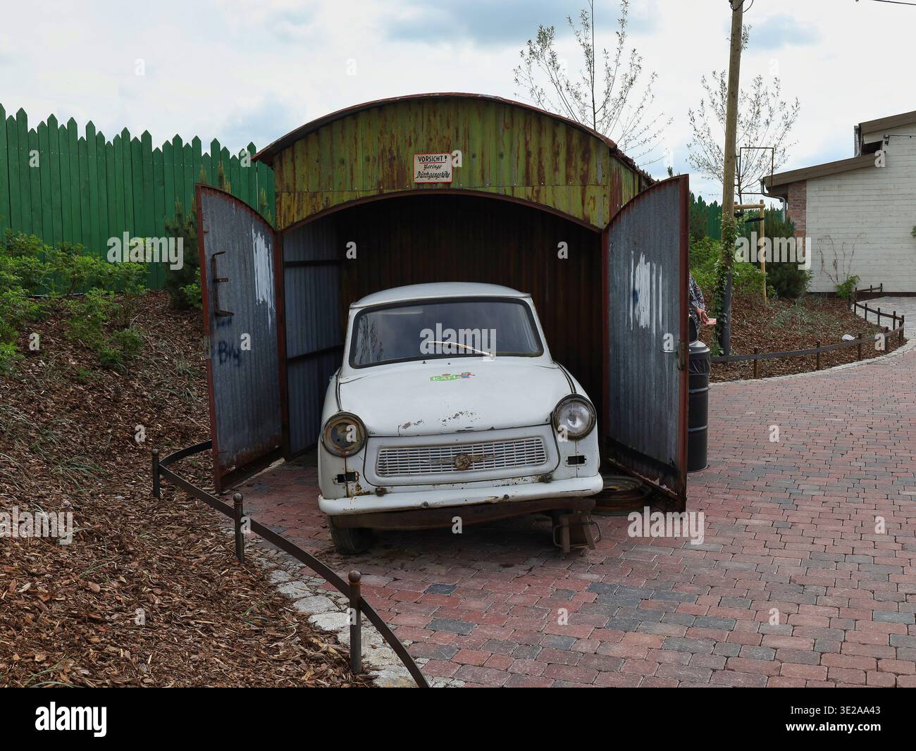 Historischer Weißer Trabant 601 in einer rustikalen Garage bei Karls Erlebnis-Dorf a Döbeln, Landkreis Mittelsachsen Foto Stock