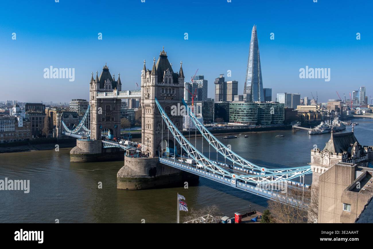 Tower Bridge con The Shard e HMS Belfast sullo sfondo Foto Stock