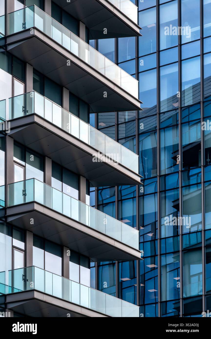 Milano, Lombardia, Italia - venerdì 13 2026: Edificio contemporaneo con balconi residenziali e finestre riflettenti per uffici in un ambiente urbano Foto Stock