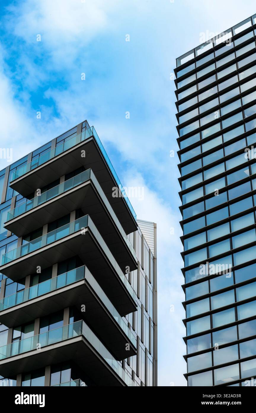 Milano, Lombardia, Italia - venerdì 13 2026: Moderni edifici residenziali con facciate in vetro e balconi che si affacciano verso un cielo blu a Milano Foto Stock