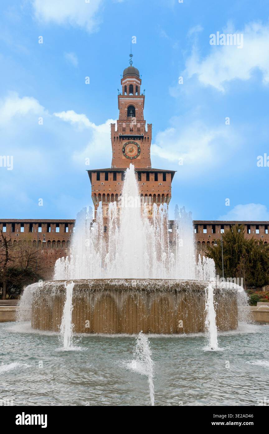 Milano, Lombardia, Italia - venerdì 13, 2026: Iconico monumento del Castello Sforzesco con la Torre del Filarete e una fontana Foto Stock