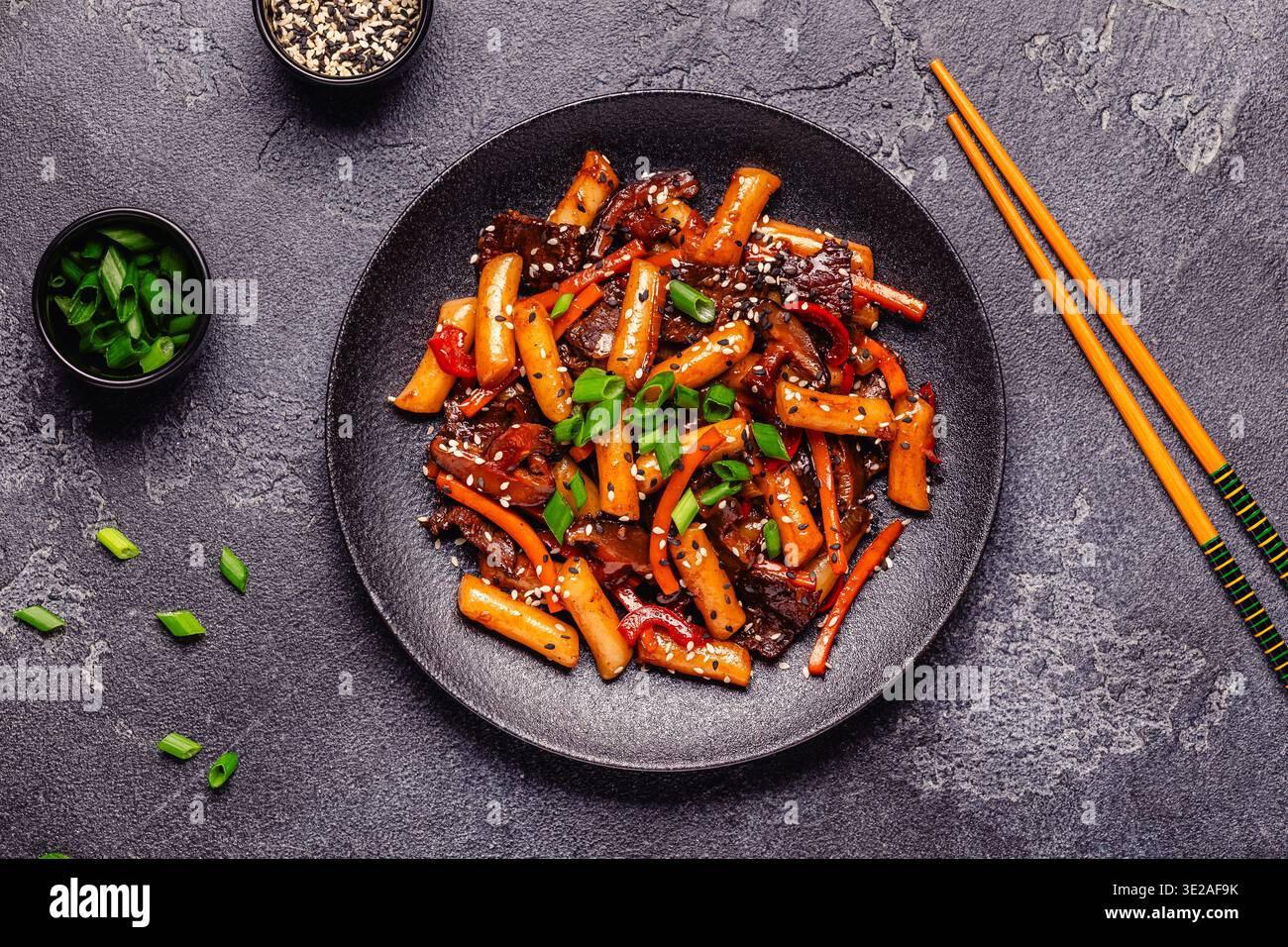 Tteokbokki, torta di riso fritta piccante con manzo e verdure. Foto Stock