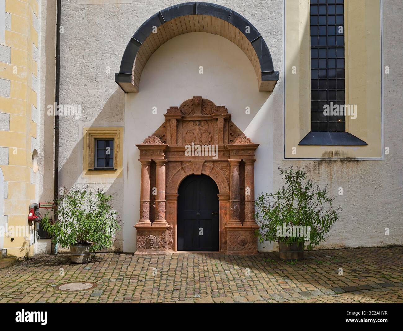 Castello di Colditz: Magnifico portale rinascimentale realizzato in porfido rosso Rochlitz nel cortile dello storico castello residenziale sassone Foto Stock
