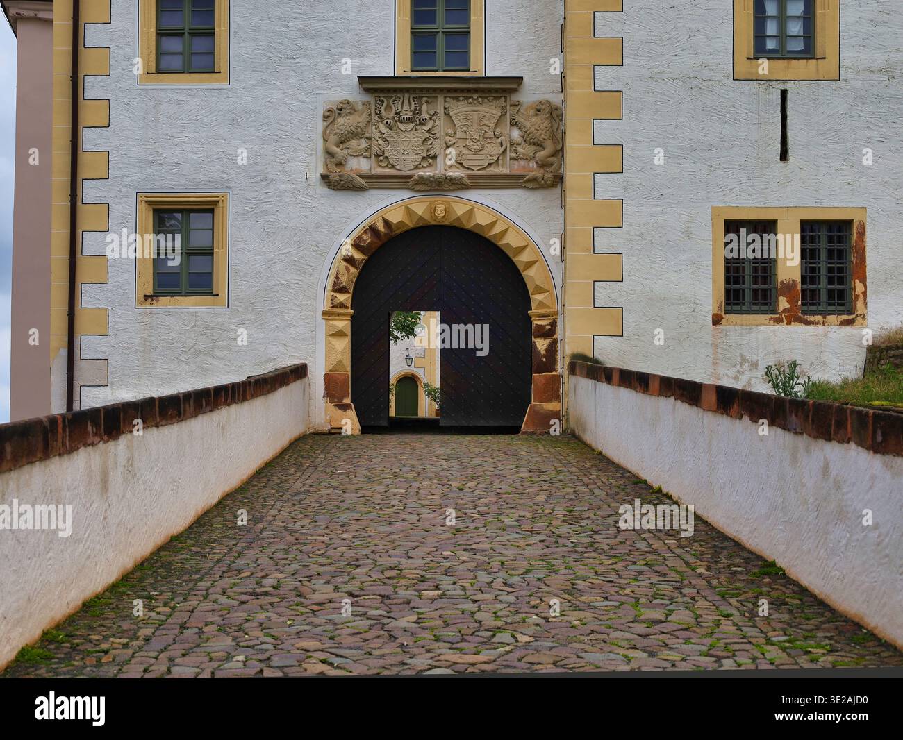 Castello di Colditz: Il magnifico portale principale rinascimentale con stemma sassone e accesso acciottolato all'area dell'ex campo Oflag IV-C della seconda guerra mondiale Foto Stock