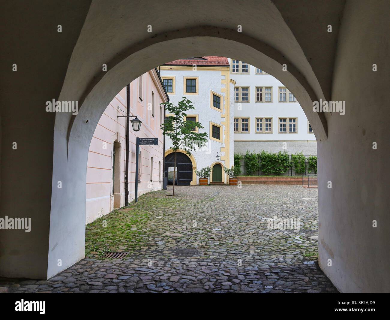 Castello di Colditz: Vista oppressiva da una stretta parete che si affaccia sull'idilliaco villaggio e paesaggio, che simboleggia la prigionia della seconda guerra mondiale, Sassonia, Germania Foto Stock