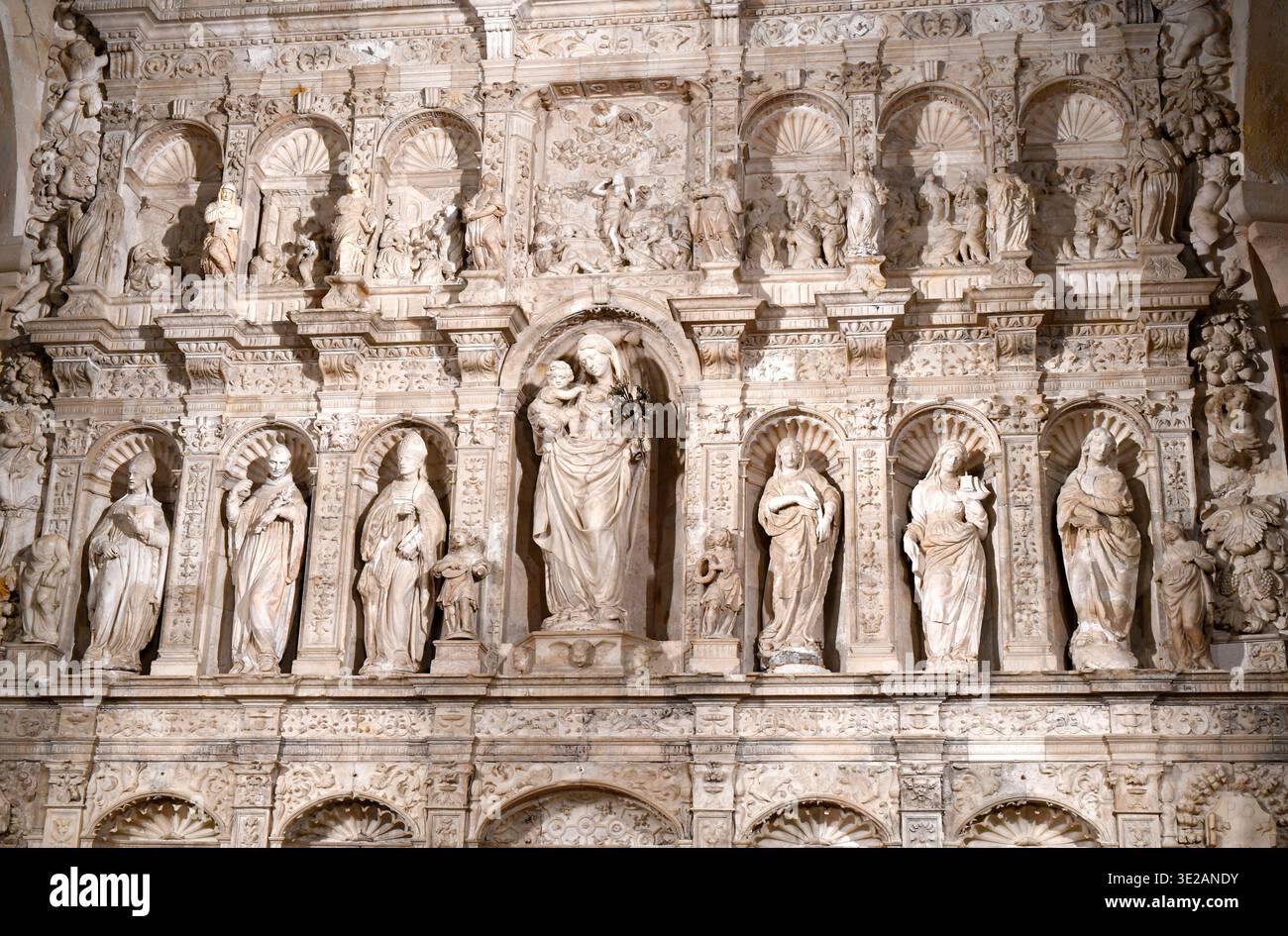 Reial Monestir de Santa Maria de Poblet (cistercense, 1150). Patrimonio mondiale dell'UNESCO. Chiesa, pala d'altare di alabastro di Damià Forment (XVI secolo). Vimbo Foto Stock
