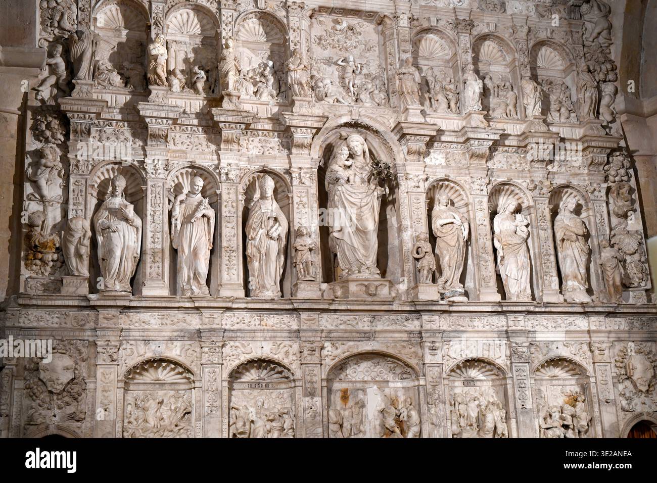 Reial Monestir de Santa Maria de Poblet (cistercense, 1150). Patrimonio mondiale dell'UNESCO. Chiesa, pala d'altare di alabastro di Damià Forment (XVI secolo). Vimbo Foto Stock