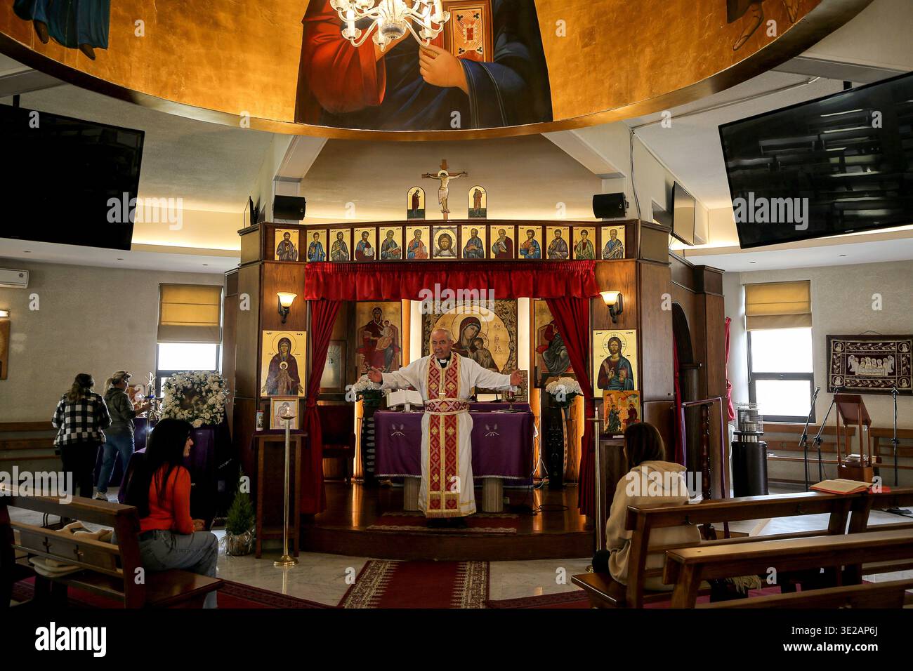 19 marzo 2026, Fanar, Fanar, Libano: Padre Pierre Lahoud, originario della città di confine libanese meridionale di Marjayoun, dirige una preghiera di massa frequentata dai cristiani sfollati in una chiesa nel villaggio di Fanar a nord-est di Beirut dedicata alla protezione del Libano e del Libano. Migliaia di cristiani hanno lasciato i loro villaggi di confine libanesi meridionali mentre il paese è stato coinvolto nel conflitto tra Israele, Stati Uniti e Iran due settimane fa, quando Hezbollah ha lanciato razzi e droni in Israele per rappresaglia per l'assassinio del leader supremo iraniano e ripetuti scioperi israeliani dopo il cessate la guerra Foto Stock