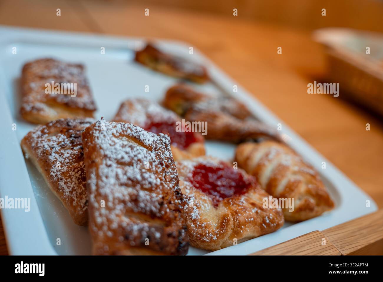 Colazione con dolci su vassoio bianco nell'hotel Zermatt, Svizzera Foto Stock